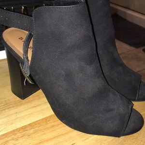 Black block open toe heels